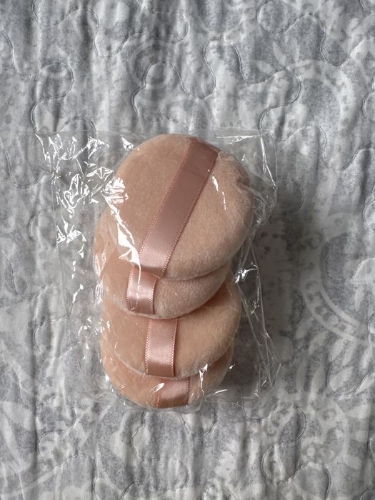 4 пуховки для пудри чи тональноі основи