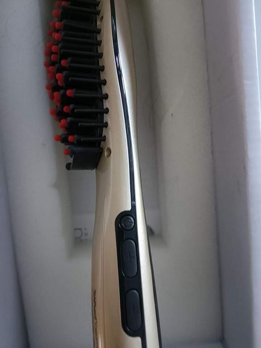 Vendo escova de alisar o cabelo