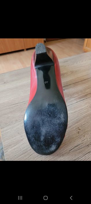 Czerwone buty na słupku