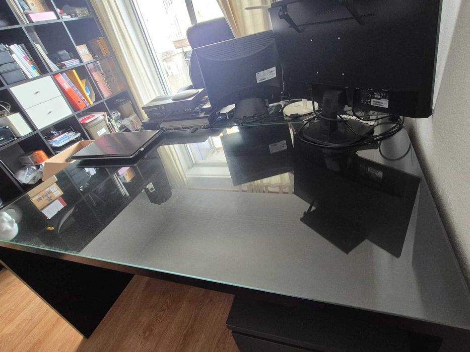 Muito Espaçosa Secretária IKEA com Tampo de Vidro, em Super Bom Estado