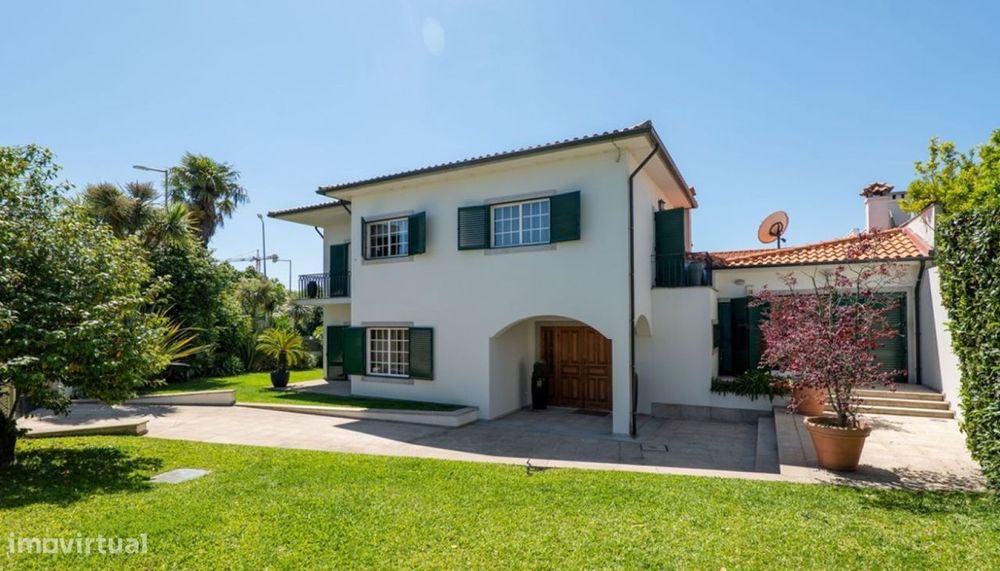 Moradia V4 com jardim e piscina coberta à venda em Famalicão