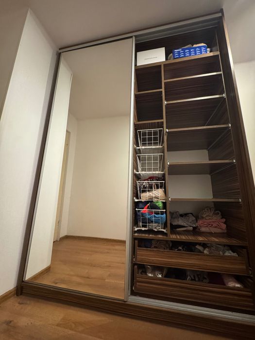 Pojemna brązowa szafa