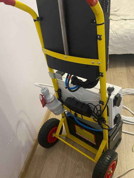 Портативна станція на колесах (Повербанк 220 в)