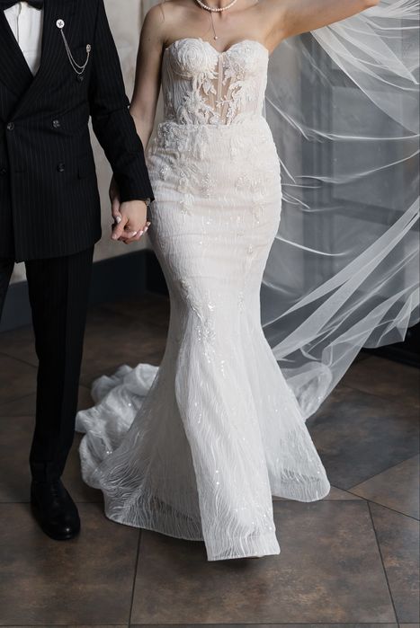 Весільна сукня зі шлейфом!