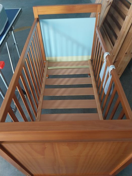 Cama de bebé personalizada com colchão semi-novo