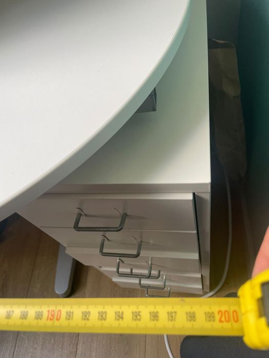 Solidne biurko Ikea-stan idealny
