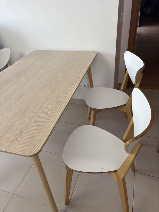 Vendo mesa e 4 cadeiras