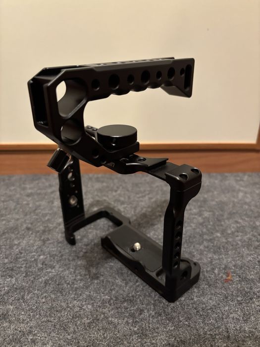 Camera Cage JLwin em Alumínio p/ Sony A7IV / A7SIII + Pega de Topo