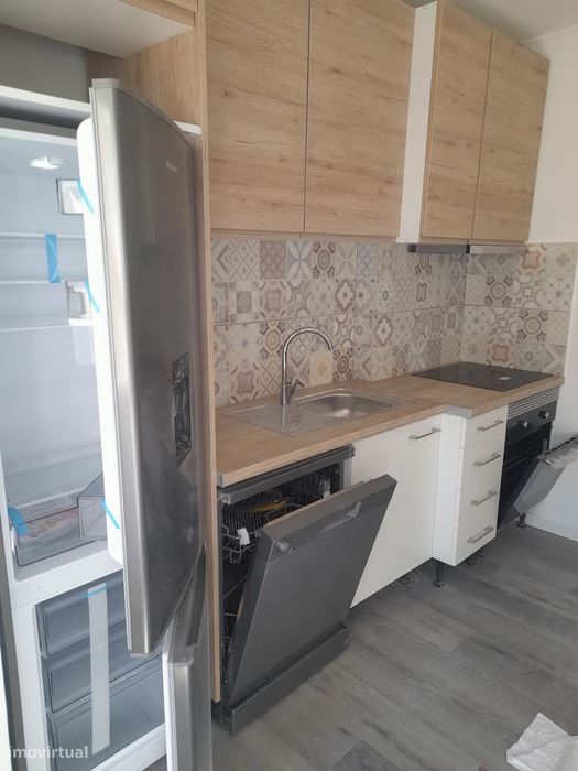 Apartamento T2 com varanda na Baixa da Banheira — Baixa Da Banheira E Vale Da Amoreira, Setúbal