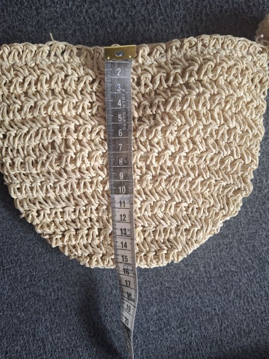 Mała torebka ze słomy typu nerka