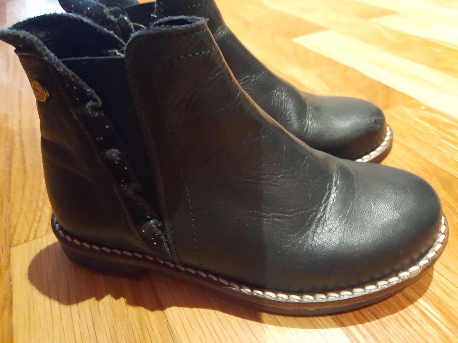 Botas em pele tam 26 em muito bom estado