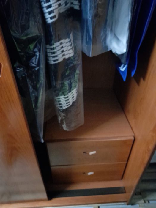 Guarda fatos em pinho mel