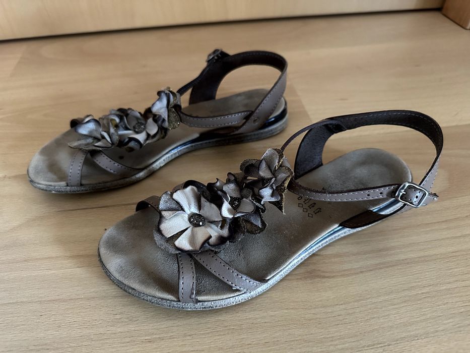 Sandálias Castanhas super giras Nº 38