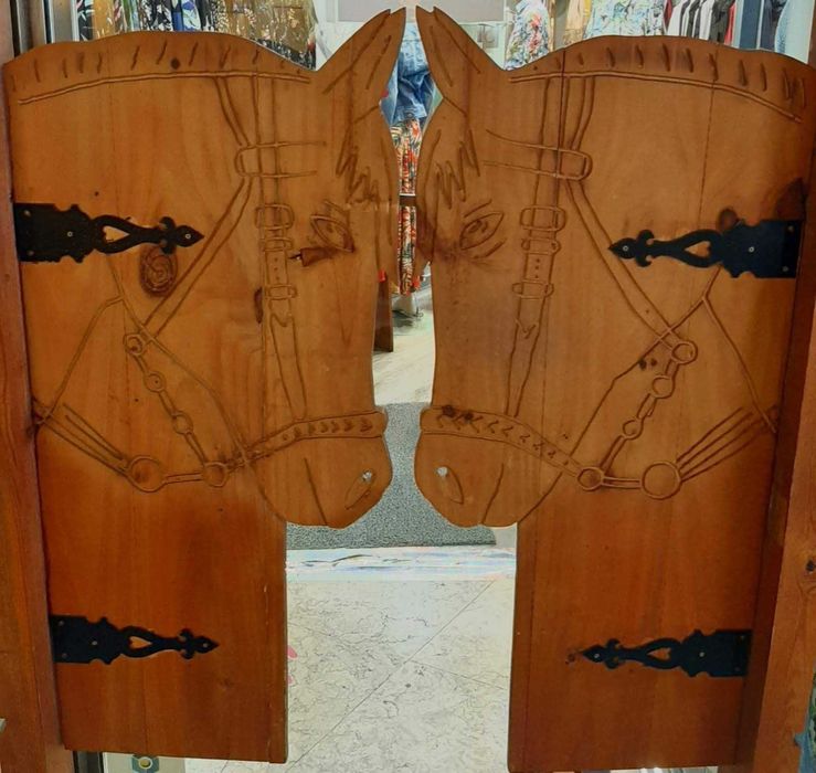 Portas de madeira em formato de cavalos