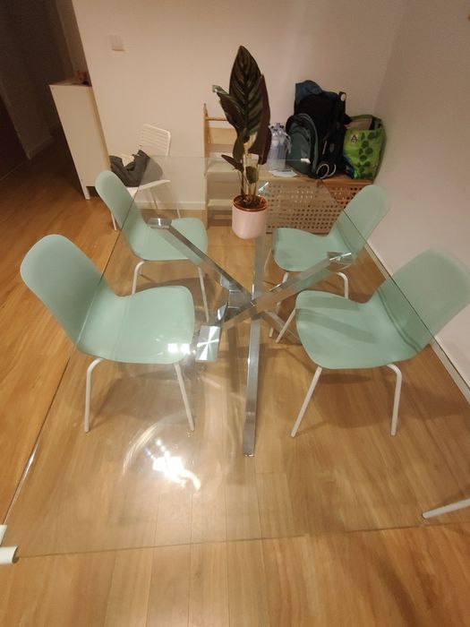 Mesa de jantar em vidro temperado + 4 cadeiras | Até 8 lugares | 275€