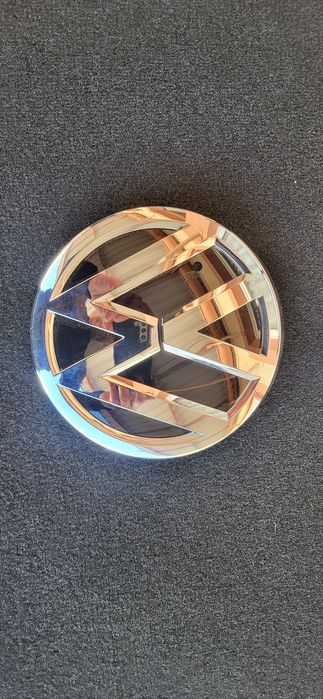 Emblemat w antrape nowy Orginał vw Passat Touran 3G0.853.601B