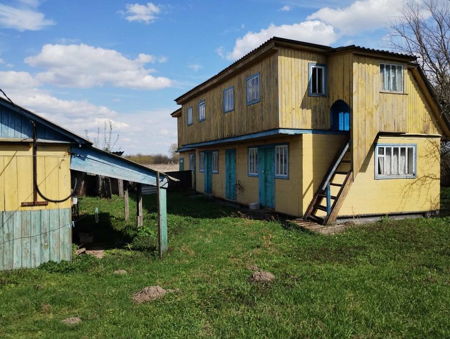 Будинок з ділянкою 0.25га