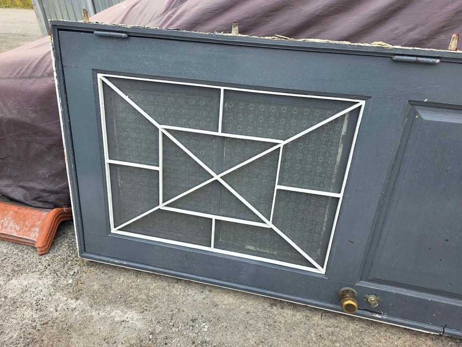 Porta em madeira robusta com aro, Fechadura e chave