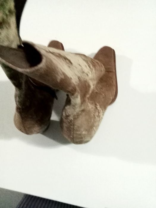 Um par de botas de camurça.
