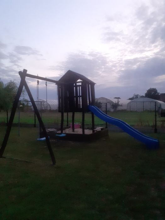 Domek z hustawkami i zjezdzalnia oraz piaskownica