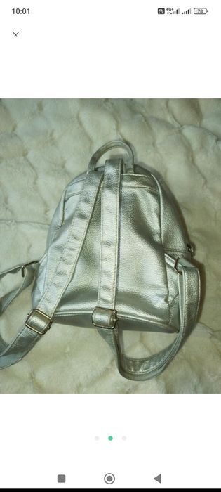 Рюкзак сріблястий та чорний.