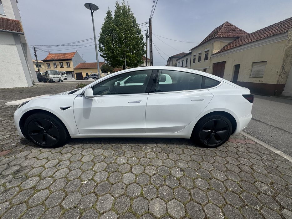 Tesla Model 3 - Standard RWD