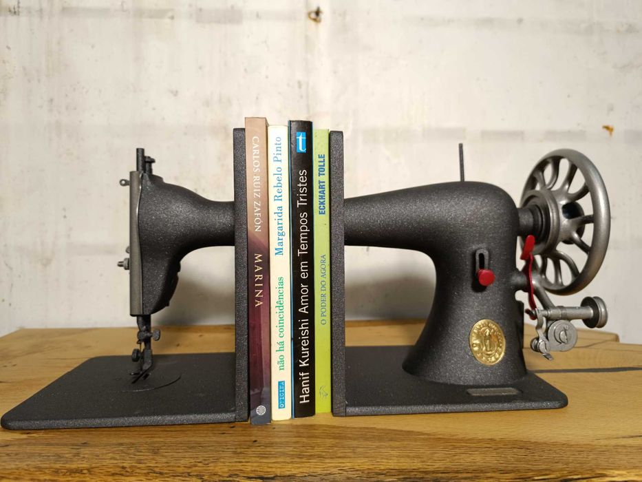 Vários Apoio de livros de máquina de costura antiga | Peça exclusiva