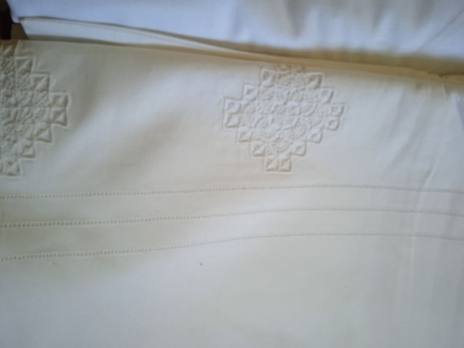 Простині. підодіяльники. Біілі та кольорові