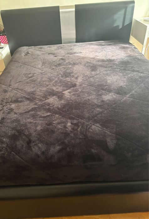 Cama e duas mesas de cabeceira . Quem pretender vendo só a cabeçeira ou as duas mesas de cabeceira