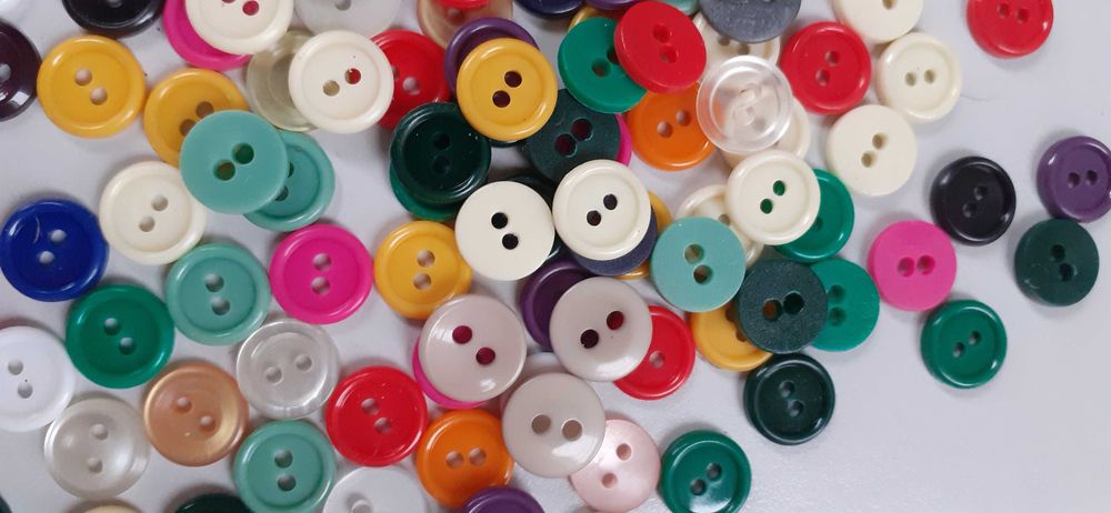 komplet 100 szt. kolorowe guziczki nowe i używane 1,1 cm 2 dziurki