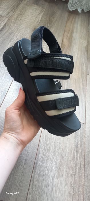 Продам босоніжки нові