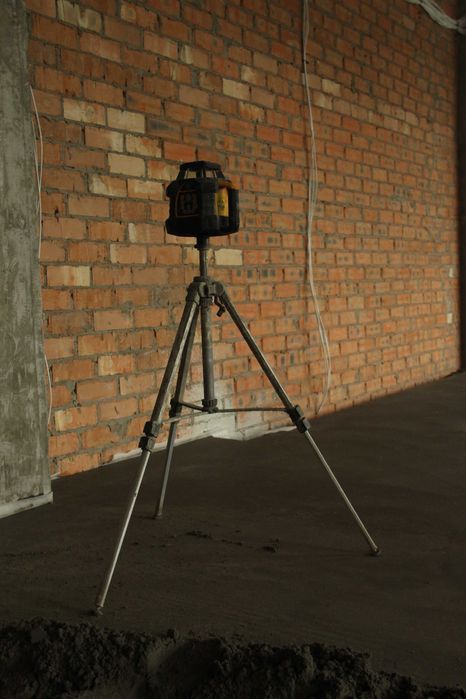 Стяжка пола полусухим методом, выравнивание пола, ровный пол