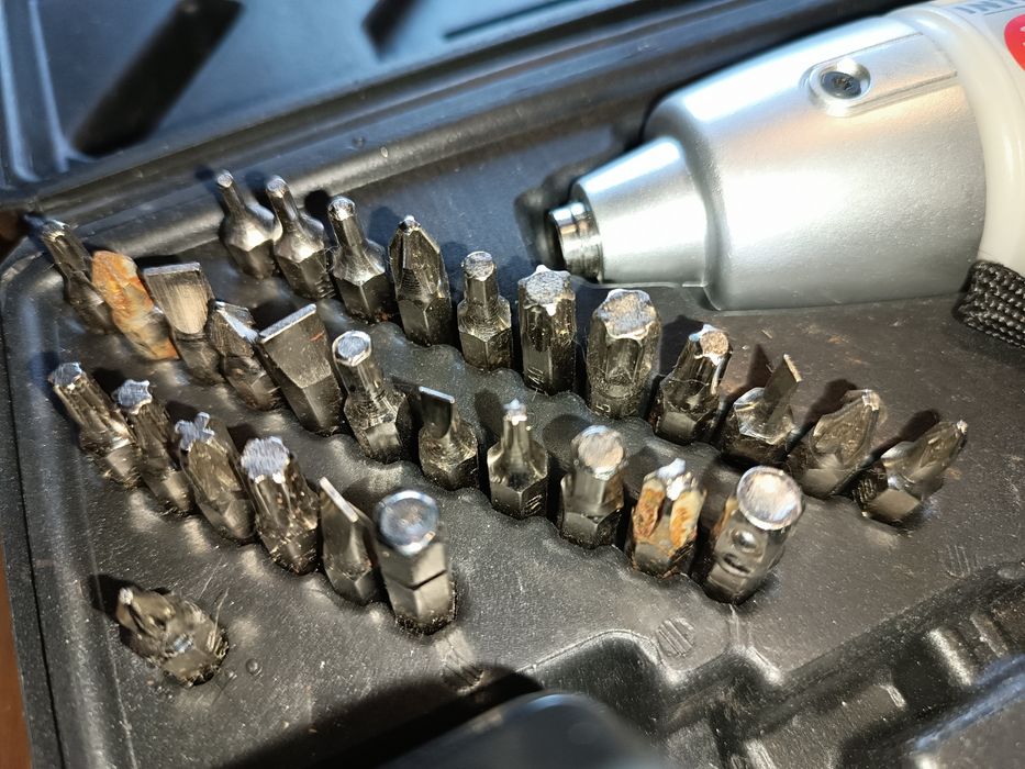 Акумуляторна електровикрутка Intertool 3.6V у кейсі з насадками