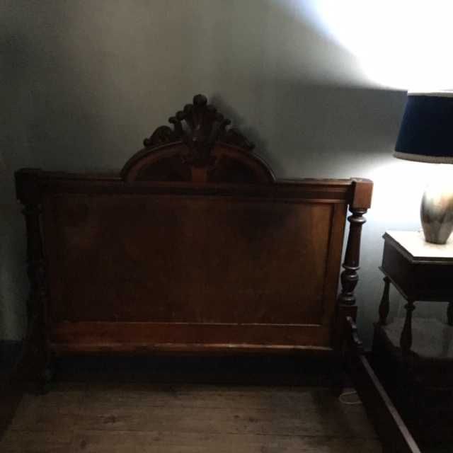 Mobilia de quarto, em madeira maciça