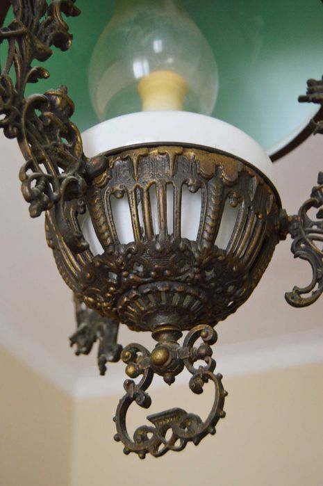 Candeeiro Suspenso Antigo em Bronze e Vidro Opalino.