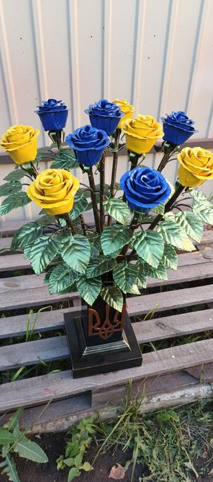 Ковані троянди у вазі