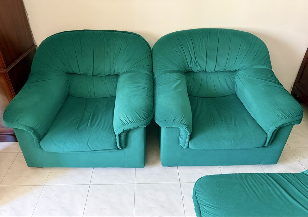 Sofá cama e dois sofás individuais
