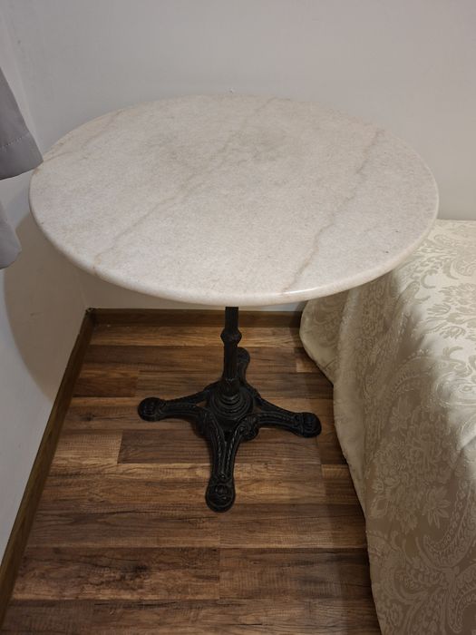 Stolik z marmurowym blatem i żeliwną nogą – styl bistro / vintage