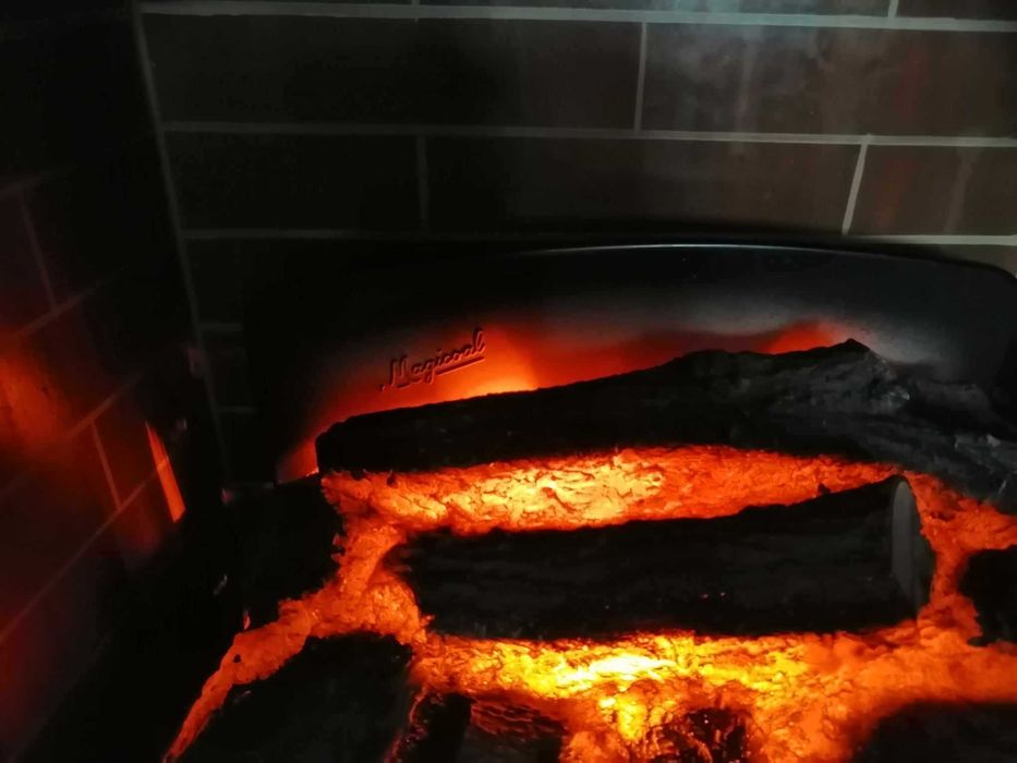 Lareira falsa em madeira com tampo em pedra com aquecedor elétrico
