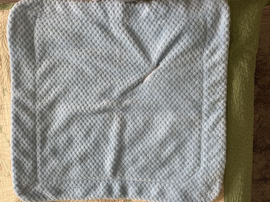 Одіялко (голубенького кольору,з іншого боку-біле)