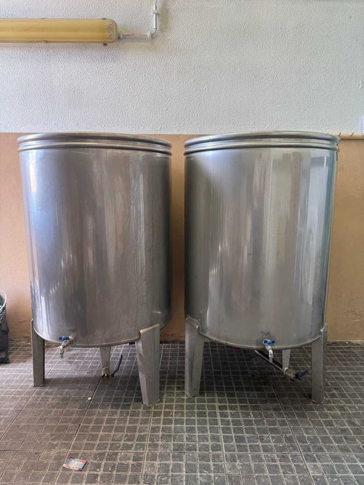 2 Tanques em Aço Inoxidável – 485 Litros Cada – Abertos com Tampa