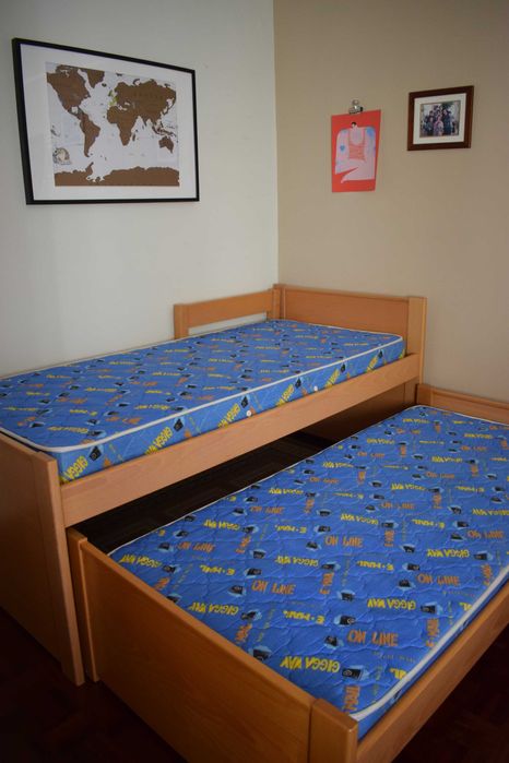 Camas individuais em gaveta