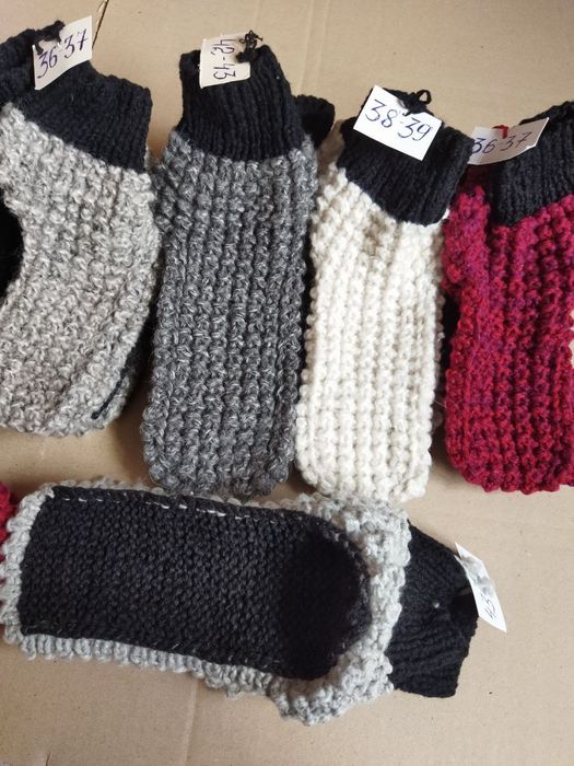 Теплі шкарпетки різних розмірів та кольорів