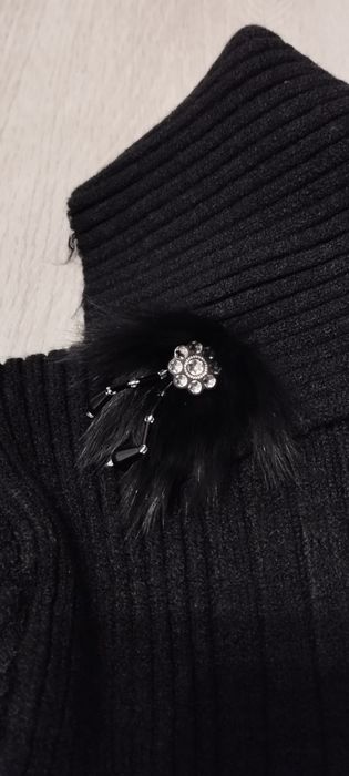 Elegancki dopasowany sweter falbanki  golf kołnierz broszka prążki