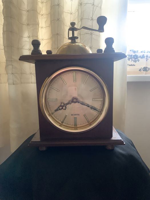 Часы настольные . Ручная мельница для кофе . Часы.