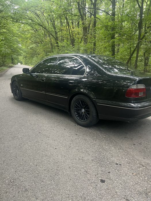 BMW E39 black sedan