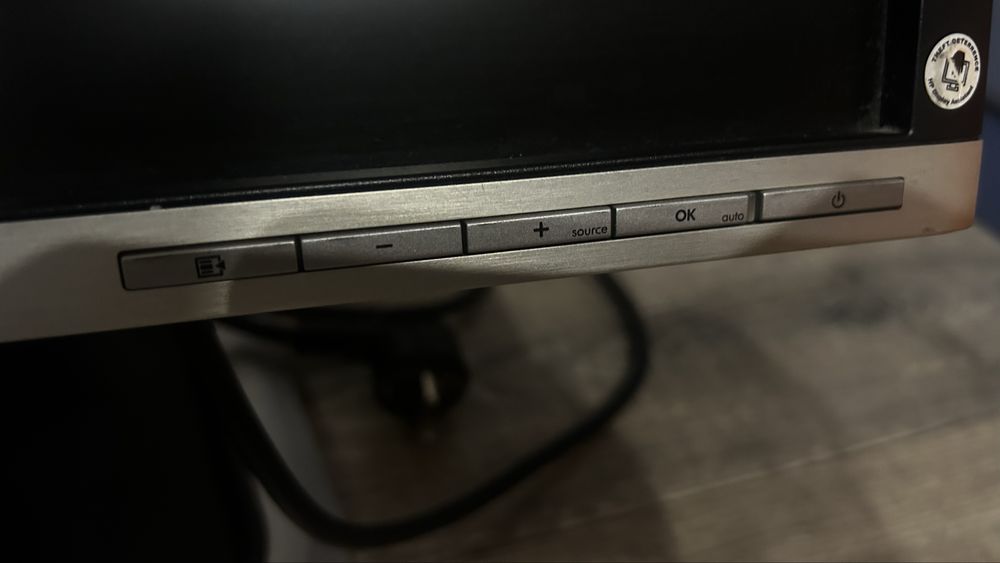 Монито HP Compaq LA2205wg
