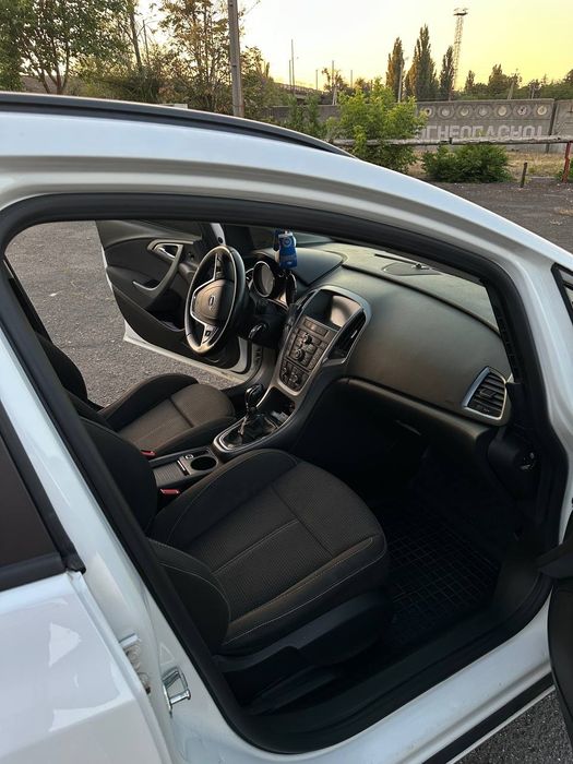 Продам Opel astra j