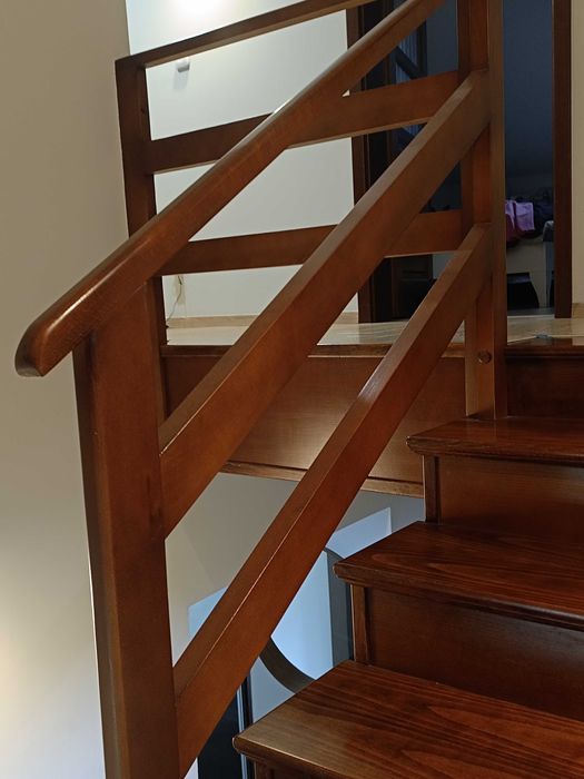 Schody drewniane z poręczą