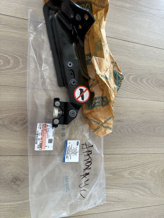 Кронштейн крепления двери Ford 2212077 .